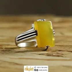 انگشتر عقیق زرد شرف الشمس خوشرنگ معدنی تراش مربعی تخت رکاب چهار چنگ شیاردار سیاه قلم نقره ۹۲۵ عیار