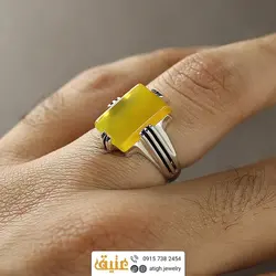 انگشتر عقیق زرد شرف الشمس خوشرنگ معدنی تراش مربعی تخت رکاب چهار چنگ شیاردار سیاه قلم نقره ۹۲۵ عیار