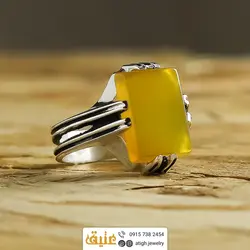انگشتر عقیق زرد شرف الشمس خوشرنگ معدنی تراش مستطیل تخت رکاب شیاردار سیاه قلم ۸ چنگ نقره ۹۲۵ عیار