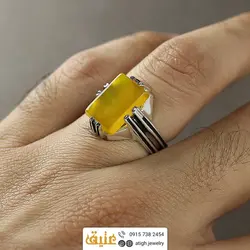 انگشتر عقیق زرد شرف الشمس خوشرنگ معدنی تراش مستطیل تخت رکاب شیاردار سیاه قلم ۸ چنگ نقره ۹۲۵ عیار