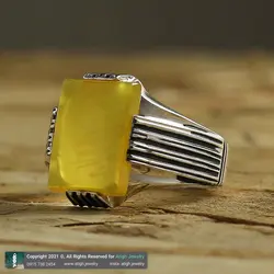 انگشتر عقیق زرد شرف الشمس خوشرنگ معدنی تراش تخت مستطیلی رکاب ۴چنگ شیاردار سیاه‌قلم نقره ۹۲۵ عیار