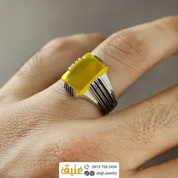 انگشتر عقیق زرد شرف الشمس خوشرنگ معدنی تراش تخت مستطیلی رکاب ۴چنگ شیاردار سیاه‌قلم نقره ۹۲۵ عیار