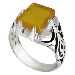 انگشتر عقیق زرد شرف الشمس خوشرنگ معدنی تراش تخت مربعی رکاب ۶ چنگ اره‌کاری سبک اسلیم نقره ۹۲۵ عیار