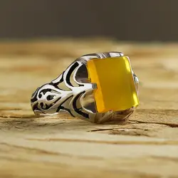 انگشتر عقیق زرد شرف الشمس خوشرنگ معدنی تراش تخت مربعی رکاب ۶ چنگ اره‌کاری سبک اسلیم نقره ۹۲۵ عیار