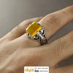 انگشتر عقیق زرد شرف الشمس خوشرنگ معدنی تراش تخت مربعی رکاب ۶ چنگ اره‌کاری سبک اسلیم نقره ۹۲۵ عیار