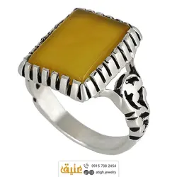 انگشتر عقیق زرد شرف الشمس خوشرنگ معدنی تخت مستطیلی رکاب دور چنگ اره کاری اسلیمی نقره ۹۲۵ عیار