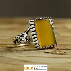انگشتر عقیق زرد شرف الشمس خوشرنگ معدنی تخت مستطیلی رکاب دور چنگ اره کاری اسلیمی نقره ۹۲۵ عیار