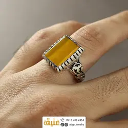 انگشتر عقیق زرد شرف الشمس خوشرنگ معدنی تخت مستطیلی رکاب دور چنگ اره کاری اسلیمی نقره ۹۲۵ عیار