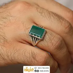 انگشتر عقیق سبز خوشرنگ مستطیلی تخت معدنی رکاب نقره دور چنگ شیار دار سیاه قلم