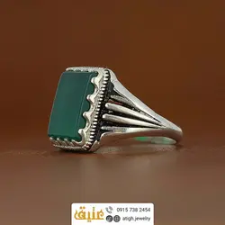 انگشتر عقیق سبز خوشرنگ مستطیلی تخت معدنی رکاب نقره دور چنگ شیار دار سیاه قلم