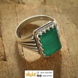 انگشتر عقیق سبز خوشرنگ مستطیلی تخت معدنی رکاب نقره دور چنگ شیار دار سیاه قلم