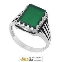 انگشتر عقیق سبز خوشرنگ مستطیلی تخت معدنی رکاب نقره دور چنگ شیار دار سیاه قلم