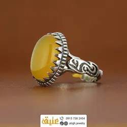 انگشتر عقیق زرد شرف الشمس معدنی دامله خوشرنگ رکاب ۹۲۵ عیار نقره دور چنگ مزین به نام 