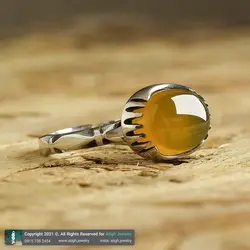 انگشتر عقیق زرد شرف الشمس معدنی خوشرنگ تراش دامله بیضی رکاب دور چنگ ظریف نقره ۹۲۵ عیار
