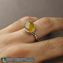 انگشتر عقیق زرد شرف الشمس معدنی خوشرنگ تراش دامله بیضی رکاب دور چنگ ظریف نقره ۹۲۵ عیار