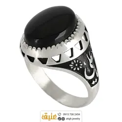 انگشتر عقیق سیاه خوشرنگ معدنی تراش دامله رکاب دور چنگ سبک قلم زنی و سیاه قلم مزین به نام 