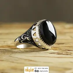انگشتر عقیق سیاه خوشرنگ معدنی تراش دامله رکاب دور چنگ سبک قلم زنی و سیاه قلم مزین به نام 