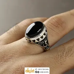انگشتر عقیق سیاه خوشرنگ معدنی تراش دامله رکاب دور چنگ سبک قلم زنی و سیاه قلم مزین به نام 