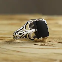 انگشتر عقیق سیاه خوشرنگ معدنی تراش تخت مربعی رکاب ۶ چنگ اره‌کاری سبک اسلیم نقره ۹۲۵ عیار