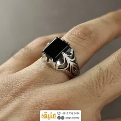 انگشتر عقیق سیاه خوشرنگ معدنی تراش تخت مربعی رکاب ۶ چنگ اره‌کاری سبک اسلیم نقره ۹۲۵ عیار