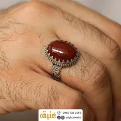 انگشتر عقیق سرخ معدنی دامله خوشرنگ رکاب نقره ۹۲۵ عیار دور چنگ مزین به نام 