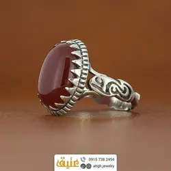 انگشتر عقیق سرخ معدنی دامله خوشرنگ رکاب نقره ۹۲۵ عیار دور چنگ مزین به نام 
