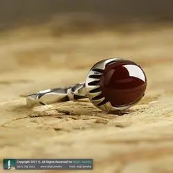 انگشتر عقیق سرخ معدنی خوشرنگ تراش دامله بیضی رکاب دور چنگ ظریف نقره ۹۲۵ عیار