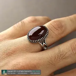 انگشتر عقیق کبدی معدنی خوشرنگ تراش دامله بیضی رکاب دور چنگ اشکی سیاه قلم نقره ۹۲۵ عیار