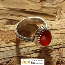 انگشتر عقیق سرخ معدنی خوش رنگ رکاب نقره دور چنگ سیاه قلم