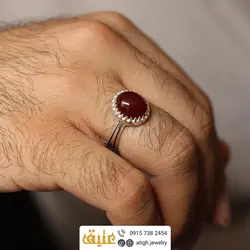 انگشتر عقیق سرخ معدنی خوش رنگ رکاب نقره دور چنگ سیاه قلم