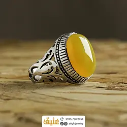 انگشتر عقیق زرد خوشرنگ معدنی درشت تراش دامله رکاب دور چنگ اره کاری اسلیمی سبک قلم زنی و سیاه قلم نقره ۹۲۵ عیار