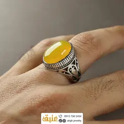 انگشتر عقیق زرد خوشرنگ معدنی درشت تراش دامله رکاب دور چنگ اره کاری اسلیمی سبک قلم زنی و سیاه قلم نقره ۹۲۵ عیار