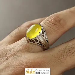 انگشتر عقیق زرد شرف الشمس خوشرنگ طبیعی رکاب ۸ چنگ اره کاری نقره ۹۲۵ عیار