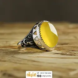 انگشتر عقیق زرد خوشرنگ معدنی تراش دامله رکاب دور چنگ سبک قلم زنی و سیاه قلم مزین به نام 
