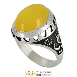 انگشتر عقیق زرد خوشرنگ معدنی تراش دامله رکاب دور چنگ سبک قلم زنی و سیاه قلم مزین به نام 