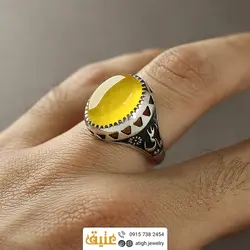 انگشتر عقیق زرد خوشرنگ معدنی تراش دامله رکاب دور چنگ سبک قلم زنی و سیاه قلم مزین به نام 