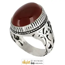 انگشتر عقیق سرخ خوشرنگ معدنی درشت تراش دامله رکاب دور چنگ اره کاری اسلیمی سبک قلم زنی و سیاه قلم نقره ۹۲۵ عیار