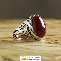 انگشتر عقیق سرخ خوشرنگ معدنی درشت تراش دامله رکاب دور چنگ اره کاری اسلیمی سبک قلم زنی و سیاه قلم نقره ۹۲۵ عیار