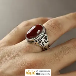 انگشتر عقیق سرخ خوشرنگ معدنی درشت تراش دامله رکاب دور چنگ اره کاری اسلیمی سبک قلم زنی و سیاه قلم نقره ۹۲۵ عیار