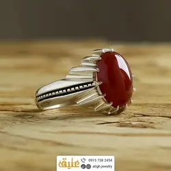 انگشتر عقیق سرخ خوشرنگ معدنی تراش دامله رکاب ۱۴ چنگ شیاردار قلم زنی و سیاه قلم نقره ۹۲۵ عیار