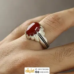 انگشتر عقیق سرخ خوشرنگ معدنی تراش دامله رکاب ۱۴ چنگ شیاردار قلم زنی و سیاه قلم نقره ۹۲۵ عیار