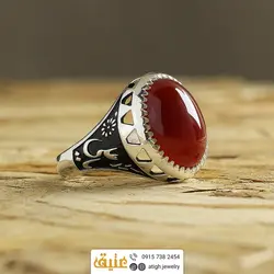 انگشتر عقیق سرخ خوشرنگ معدنی تراش دامله رکاب دور چنگ سبک قلم زنی و سیاه قلم مزین به نام 