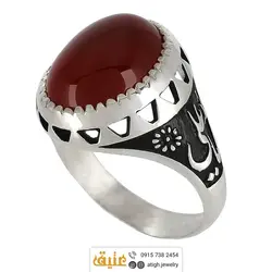 انگشتر عقیق سرخ خوشرنگ معدنی تراش دامله رکاب دور چنگ سبک قلم زنی و سیاه قلم مزین به نام 