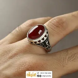 انگشتر عقیق سرخ خوشرنگ معدنی تراش دامله رکاب دور چنگ سبک قلم زنی و سیاه قلم مزین به نام 