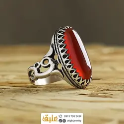انگشتر عقیق سرخ خوشرنگ معدنی تراش دامله بیضی کشیده رکاب دور چنگ اشکی اره کاری نقره ۹۲۵ عیار