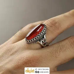 انگشتر عقیق سرخ خوشرنگ معدنی تراش دامله بیضی کشیده رکاب دور چنگ اشکی اره کاری نقره ۹۲۵ عیار