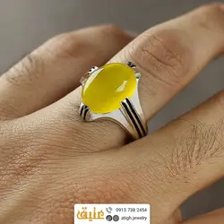انگشتر عقیق زرد شرف الشمس خوشرنگ معدنی تراش دامله بیضی رکاب ۴ چنگ سیاه قلم شیاردار ۲ خط نقره ۹۲۵ عیار