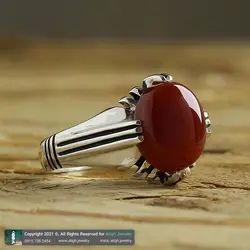 انگشتر عقیق سرخ خوشرنگ معدنی تراش دامله بیضی رکاب ۴ چنگ سیاه قلم شیاردار نقره ۹۲۵ عیار