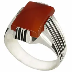 انگشتر عقیق سرخ خوشرنگ معدنی تراش تخت مستطیلی رکاب ۴چنگ شیاردار سیاه‌قلم نقره ۹۲۵ عیار