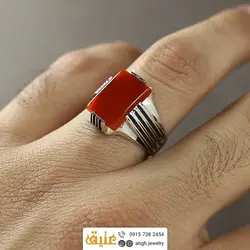 انگشتر عقیق سرخ خوشرنگ معدنی تراش تخت مستطیلی رکاب ۴چنگ شیاردار سیاه‌قلم نقره ۹۲۵ عیار